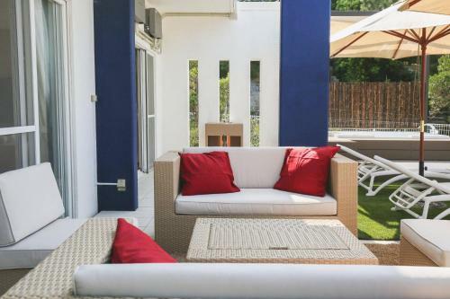 Hermit Hills Apartment In Okinawa Colors