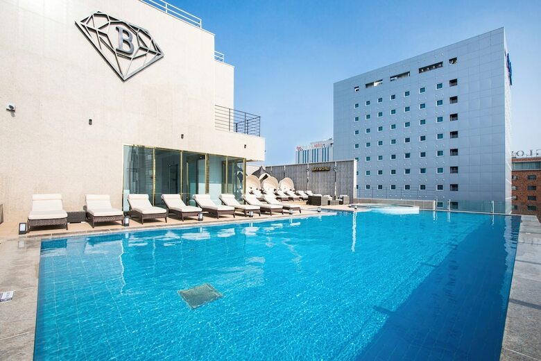 Baymond Hotel