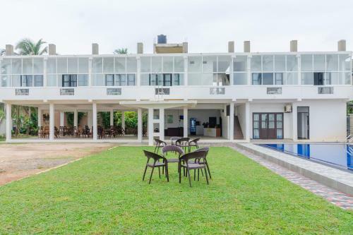 Oyo 406 Moya Hotel & Beach Resort