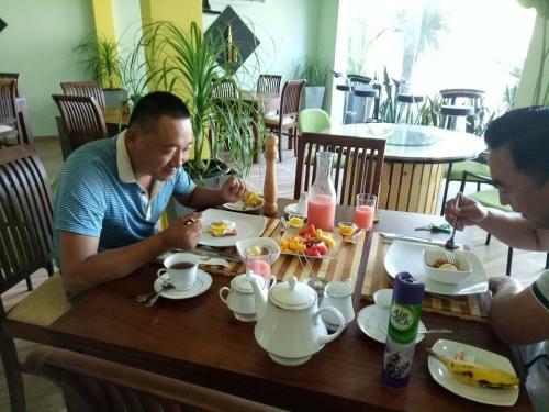 Hostal This Is It Airport Hotel And Restaurant