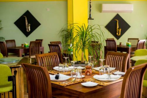 Hostal This Is It Airport Hotel And Restaurant