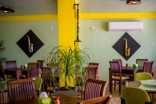 Hostal This Is It Airport Hotel And Restaurant