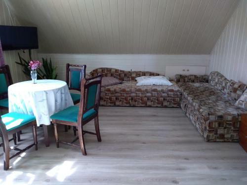Hostal Augut?s Zurlien?s Sve?i? Namai