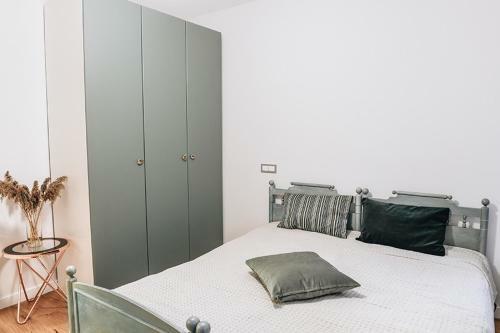 Turquoise Apartment Near City Old Town