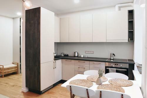 Turquoise Apartment Near City Old Town