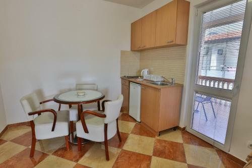 Apartments Lekovic