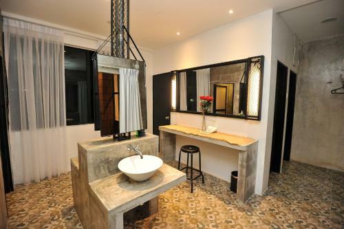 Iconic Suites & Pods Hotel