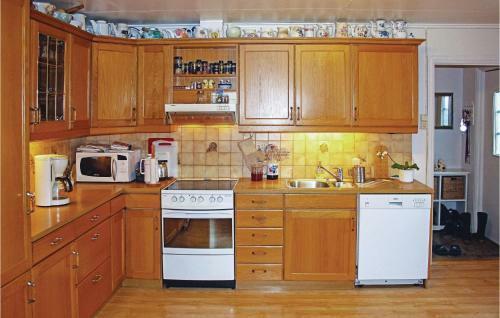 Holiday Home V�gstranda Hjelvik