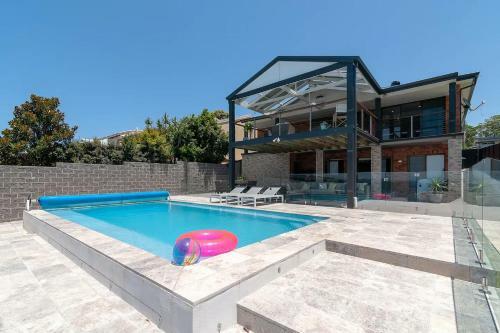 Lake Front Home Arcadia Vale // 6 Bdr // Pool, Spa & Jetty
