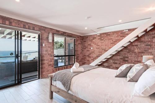 Lake Front Home Arcadia Vale // 6 Bdr // Pool, Spa & Jetty