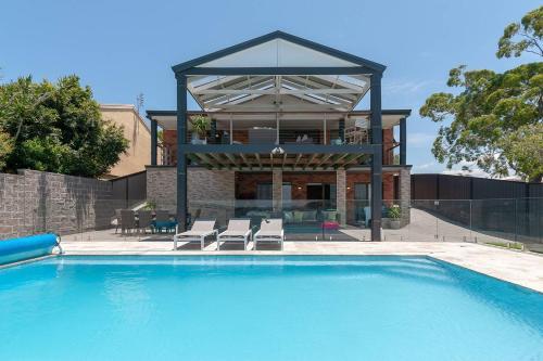 Lake Front Home Arcadia Vale // 6 Bdr // Pool, Spa & Jetty
