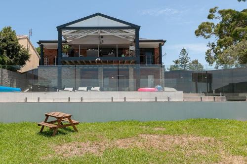 Lake Front Home Arcadia Vale // 6 Bdr // Pool, Spa & Jetty