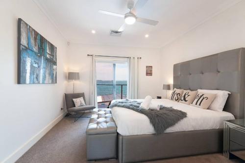 Lake Front Home Arcadia Vale // 6 Bdr // Pool, Spa & Jetty