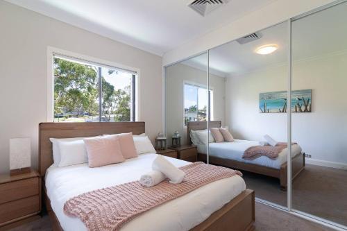 Lake Front Home Arcadia Vale // 6 Bdr // Pool, Spa & Jetty