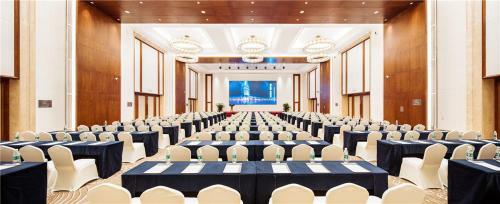 Hotel Howard Johnson New District Plaza Ziyang