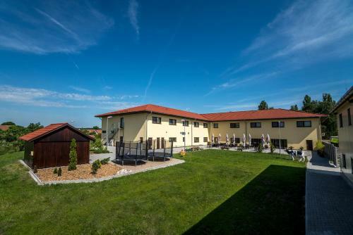 Hotel Na Farm? Cho?ovice