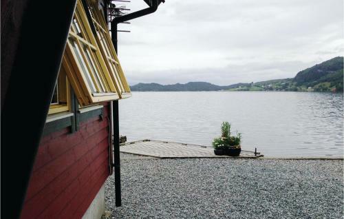 Holiday Home Hyllestad Lifjorden