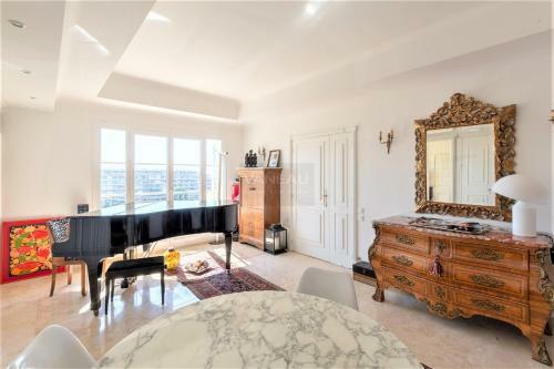 Gorgeous Apartment Alexandre III Sea View