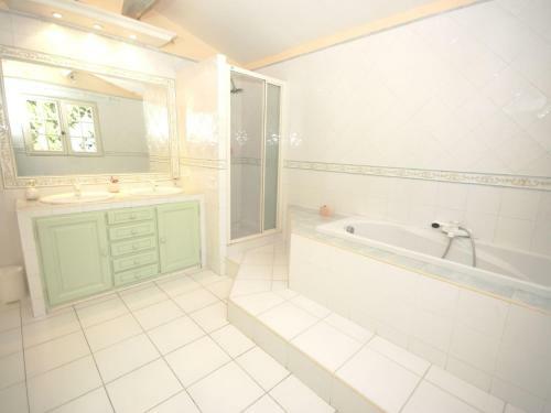Cozy Holiday Home In Le Thor With A Private Pool