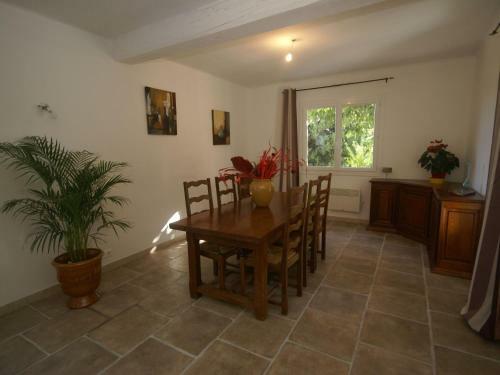 Cozy Holiday Home In Le Thor With A Private Pool