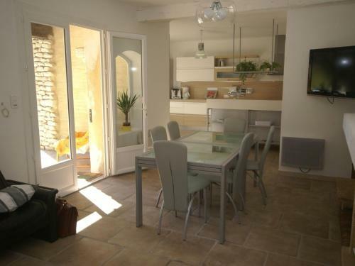 Cozy Holiday Home In Le Thor With A Private Pool