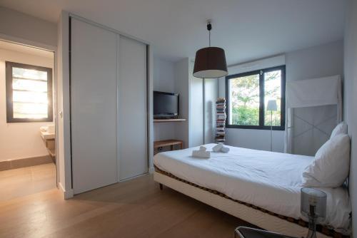 Villa Maison Moderne Avec Piscine (la Buissonne)
