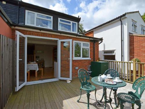 Charming Holiday Home In Middleton With Garden