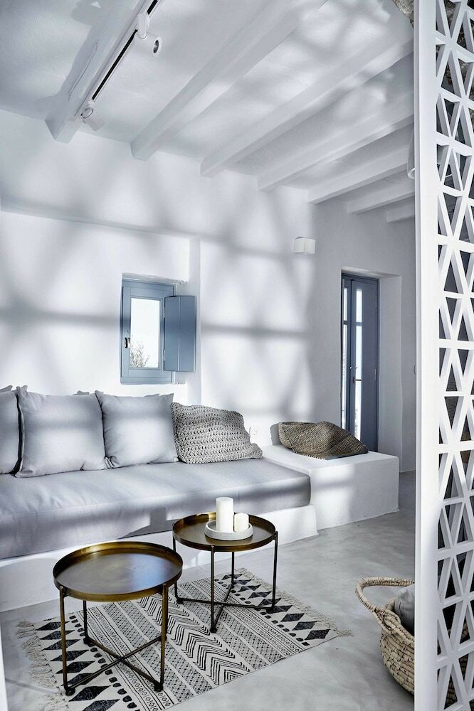 Hotel Living Theros Luxury Suites