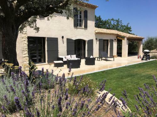 Modern Villa In Eygalieres With Garden