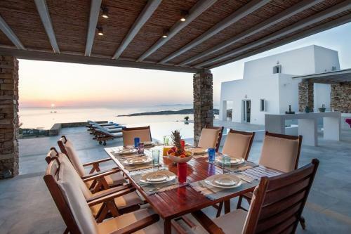 Paros Villa Sleeps 13 Pool Air Con Wifi