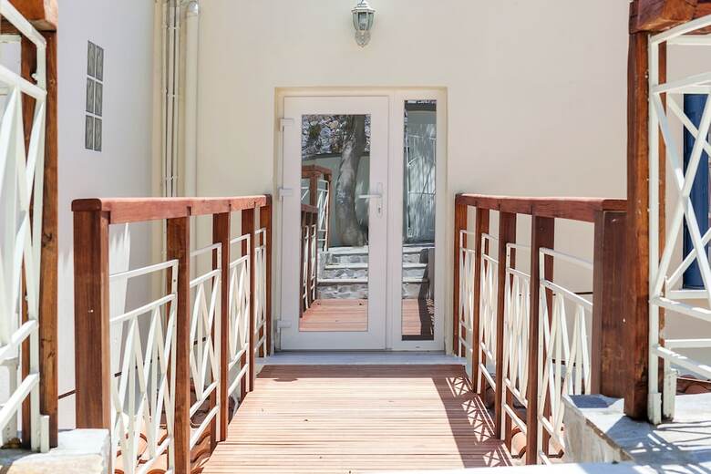 Stafylos Suites & Boutique Hotel