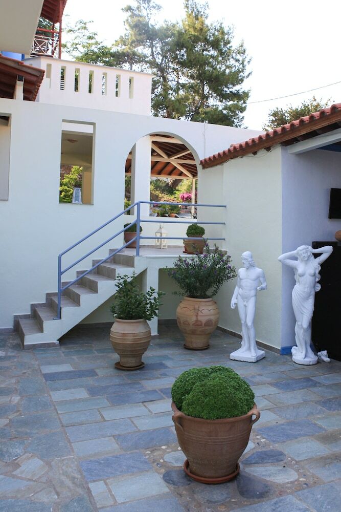 Stafylos Suites & Boutique Hotel