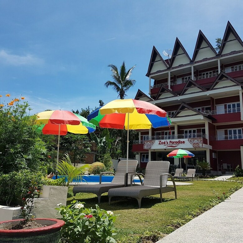 Zo�?s Paradise Waterfront Hotel