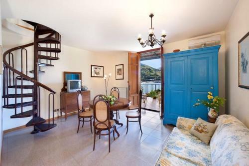 Mazzaro Apartment Sleeps 5 Air Con Wifi