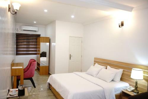 Graceland Hotel And Suites, Nyanyan