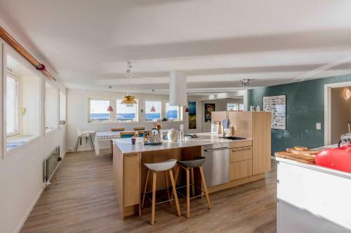 Spacious And Modern Apartment. �rland