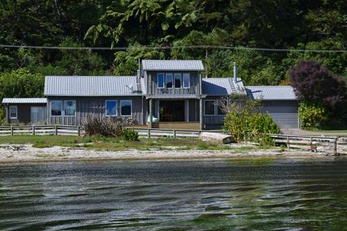 Rotorua Lakes Luxury Lakeside Bed And Breakfast