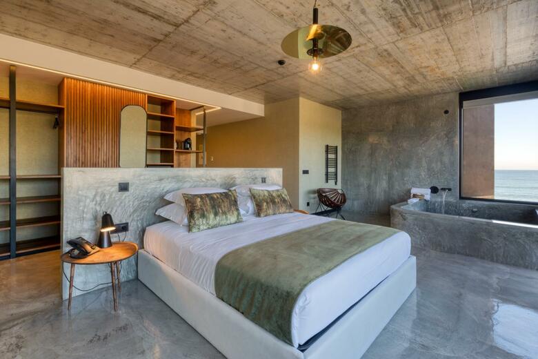 Hostal West Beach Hostel