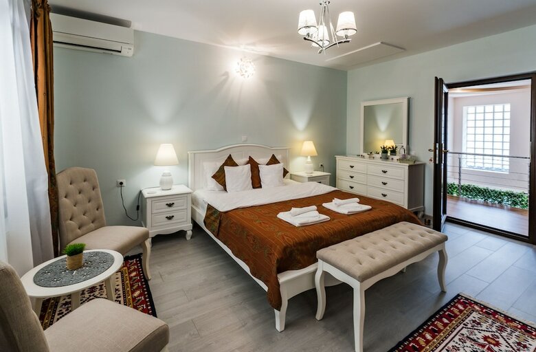 Hostal Flora Luxury House