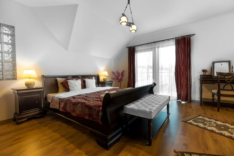 Hostal Flora Luxury House
