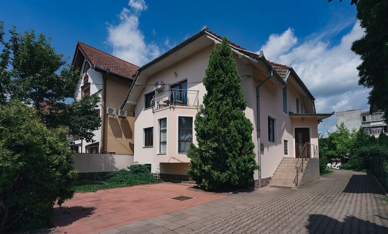 Hostal Flora Luxury House