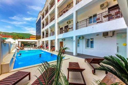 Azaria Hotel