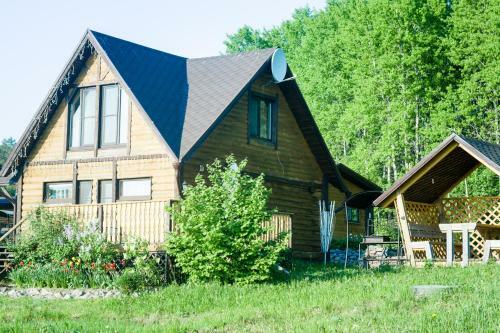 Hostal Holiday Home Tihotut
