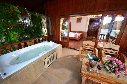 Hotel Haad Yao Bayview Resort & Spa