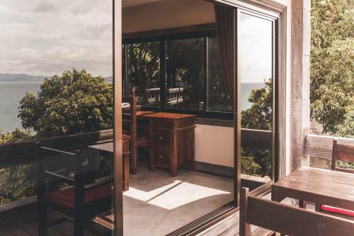 Blue Hill Beach Resort By Le Palais Hotel