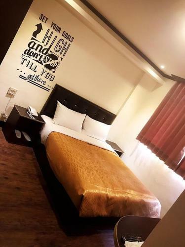 Holiday Business Hotel