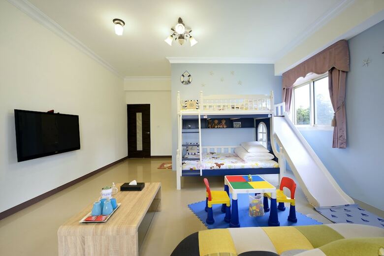 Bed & Breakfast Love Fun House