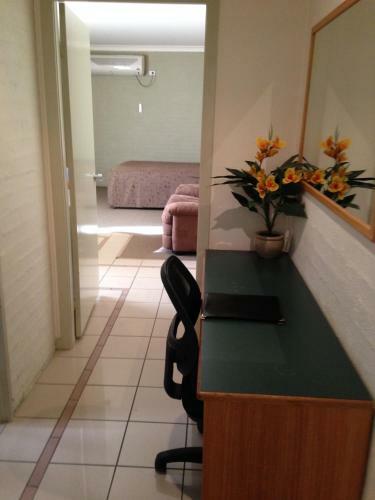 Francis Phillip Motor Inn And The Lodge