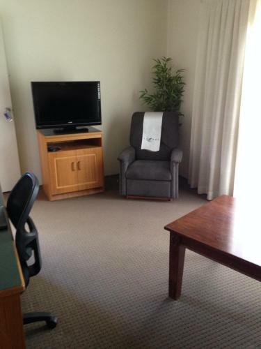 Francis Phillip Motor Inn And The Lodge
