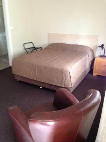 Francis Phillip Motor Inn And The Lodge
